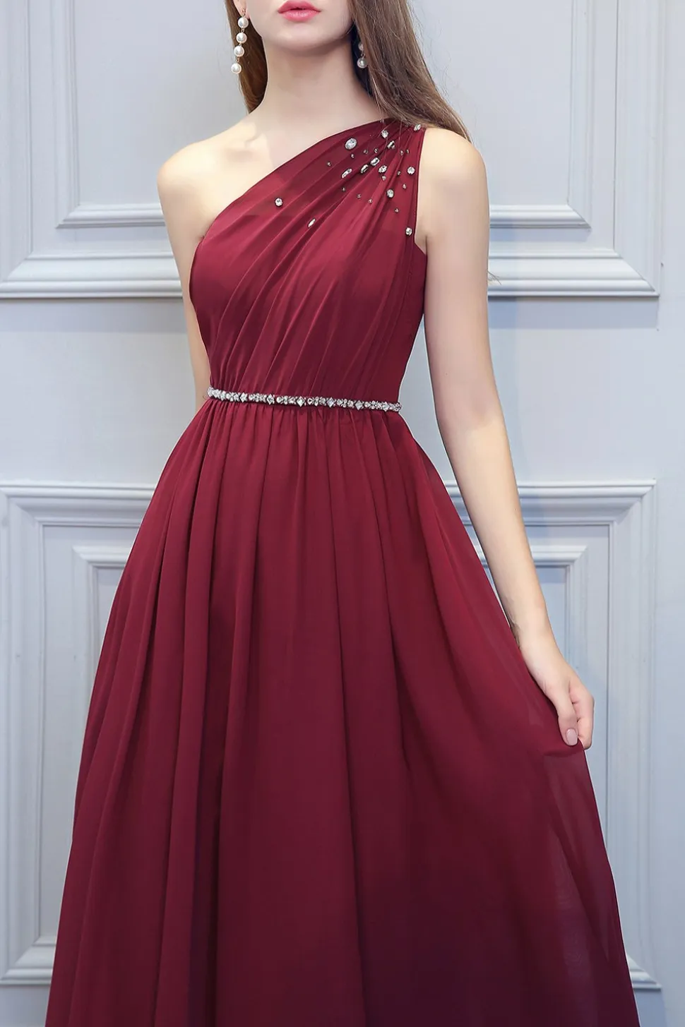 Um ombro do vestido longo de chiffon dama de honra com Beading