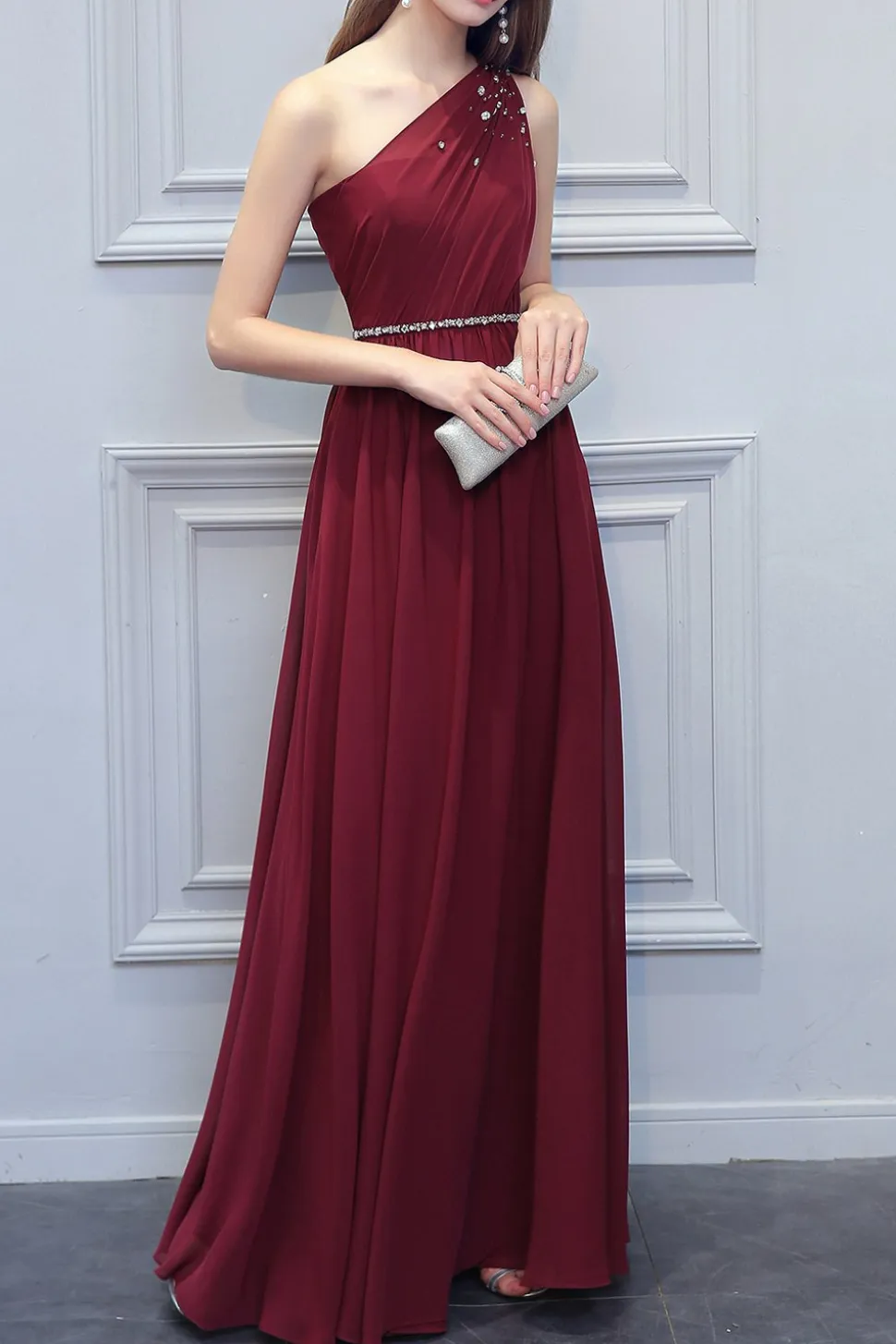 Um ombro do vestido longo de chiffon dama de honra com Beading