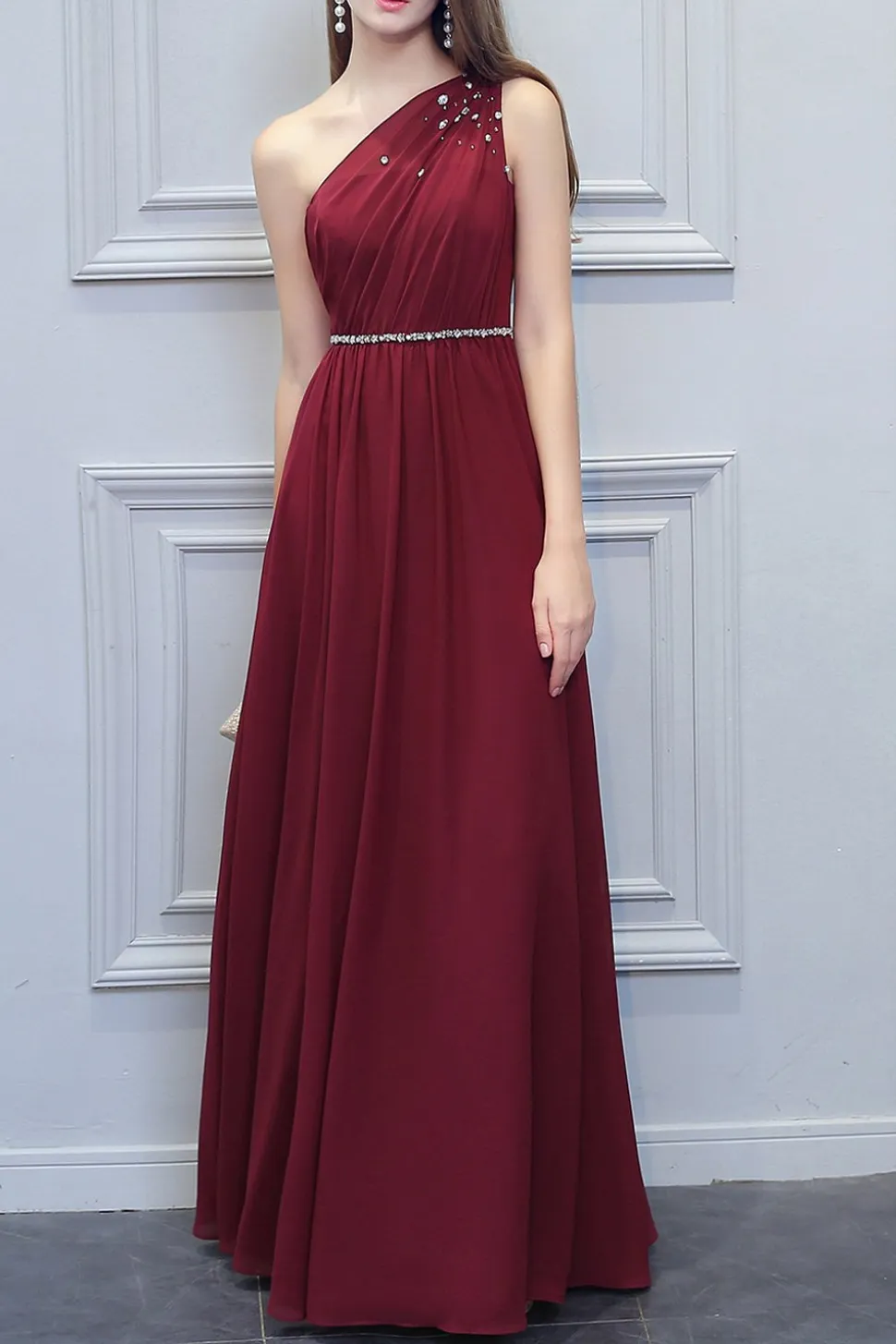 Um ombro do vestido longo de chiffon dama de honra com Beading
