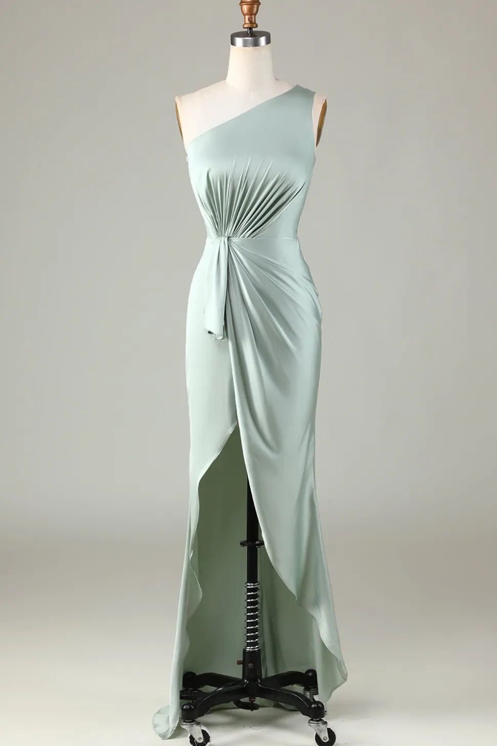 Um ombro Matcha vestido de dama de honra com babados