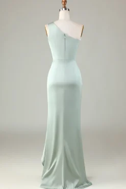Um ombro Matcha vestido de dama de honra com babados