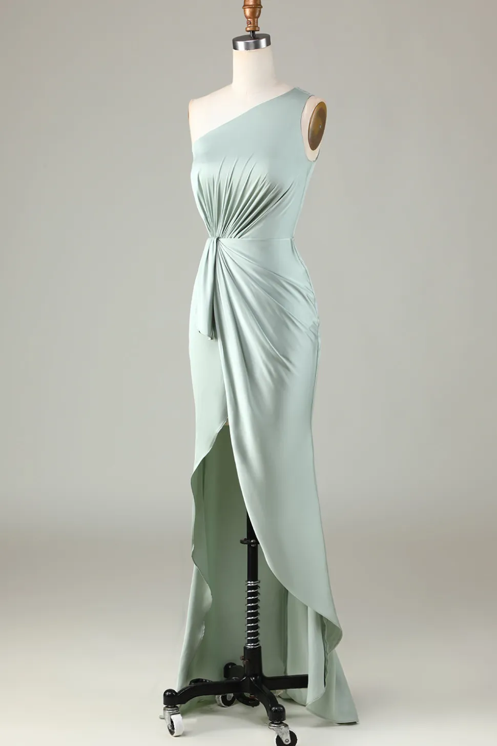 Um ombro Matcha vestido de dama de honra com babados