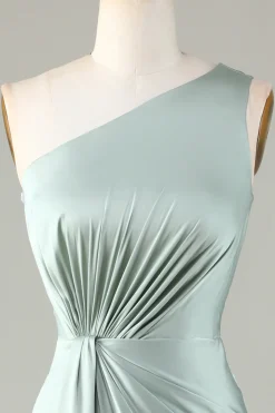 Um ombro Matcha vestido de dama de honra com babados
