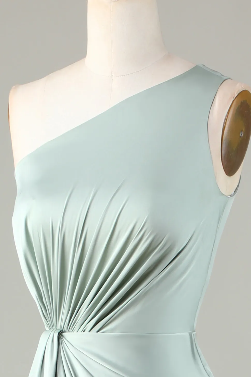 Um ombro Matcha vestido de dama de honra com babados