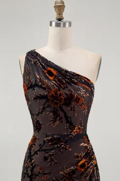 Um ombro preto floral bainha vestido dama de honra
