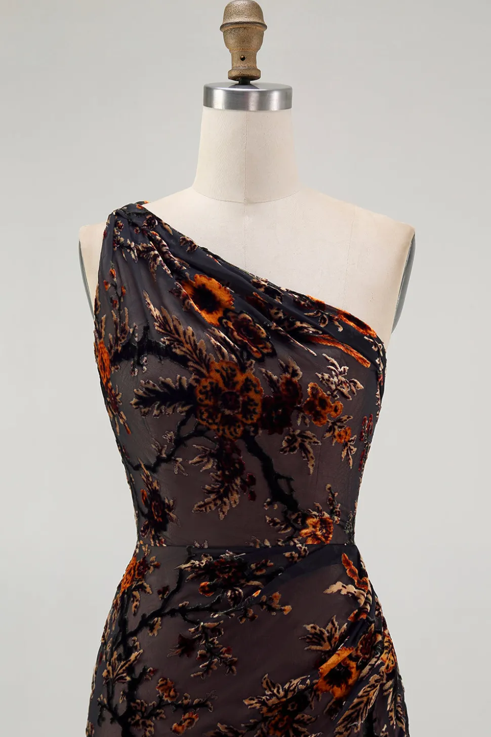Um ombro preto floral bainha vestido dama de honra