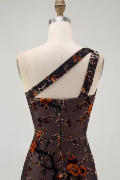 Um ombro preto floral bainha vestido dama de honra