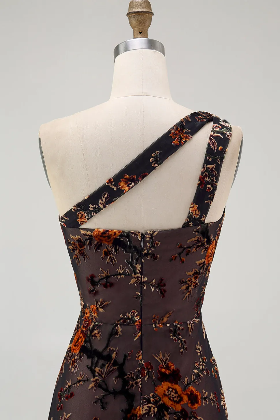 Um ombro preto floral bainha vestido dama de honra