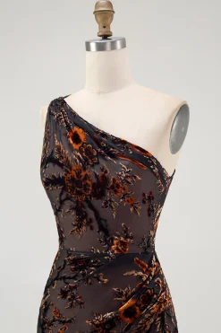 Um ombro preto floral bainha vestido dama de honra