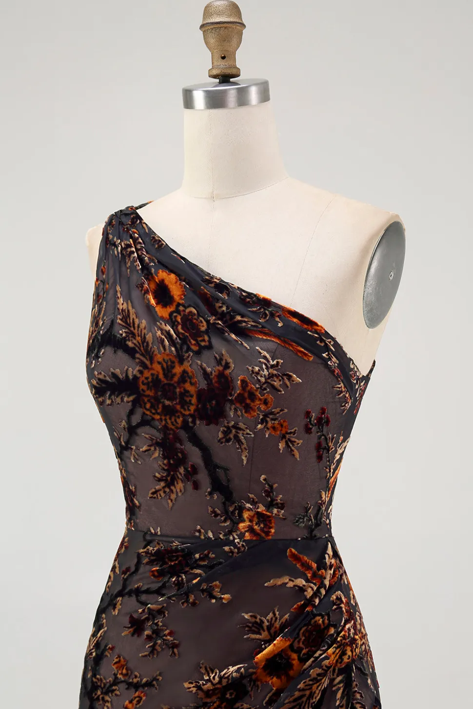 Um ombro preto floral bainha vestido dama de honra