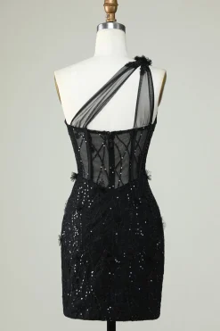 Um Ombro Preto Vestido de Cocktail com Appliques