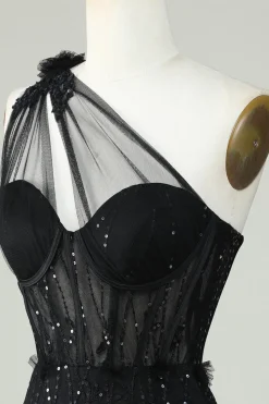 Um Ombro Preto Vestido de Cocktail com Appliques