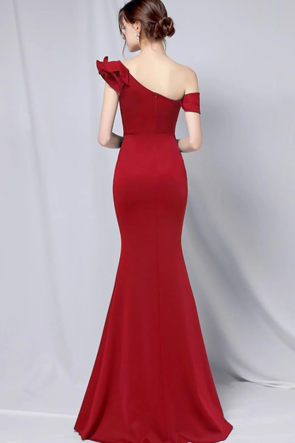 Um ombro simples vestido de baile