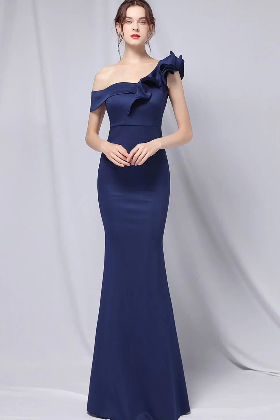 Um ombro simples vestido de baile