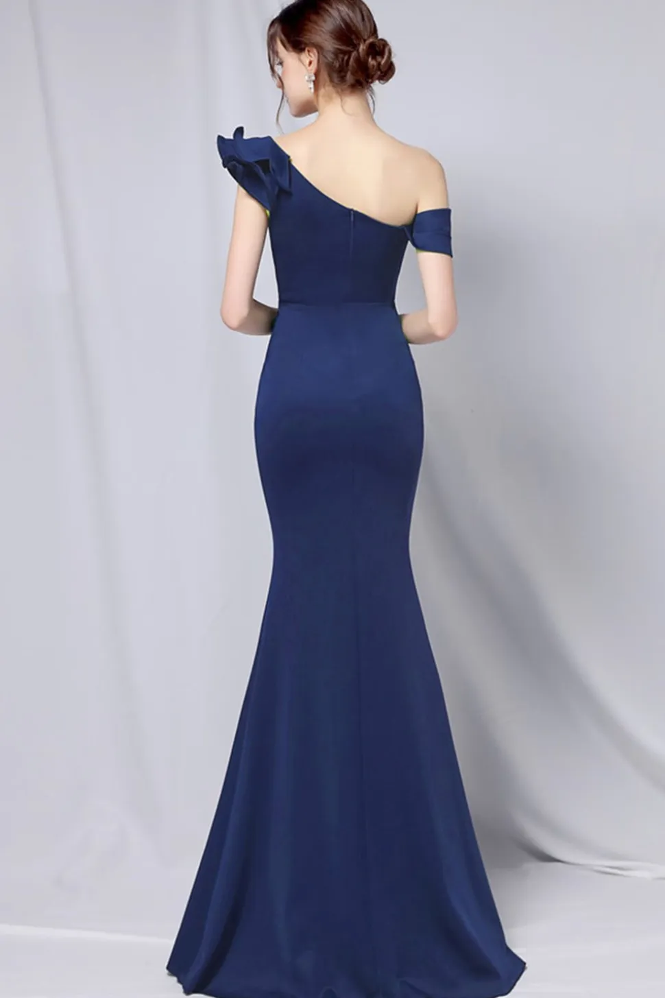 Um ombro simples vestido de baile