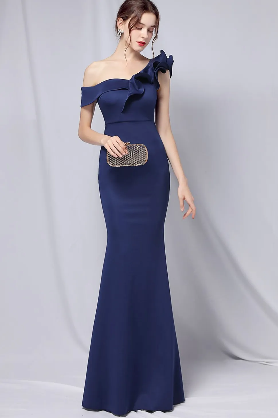 Um ombro simples vestido de baile