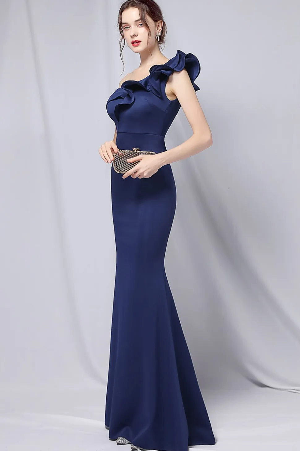 Um ombro simples vestido de baile
