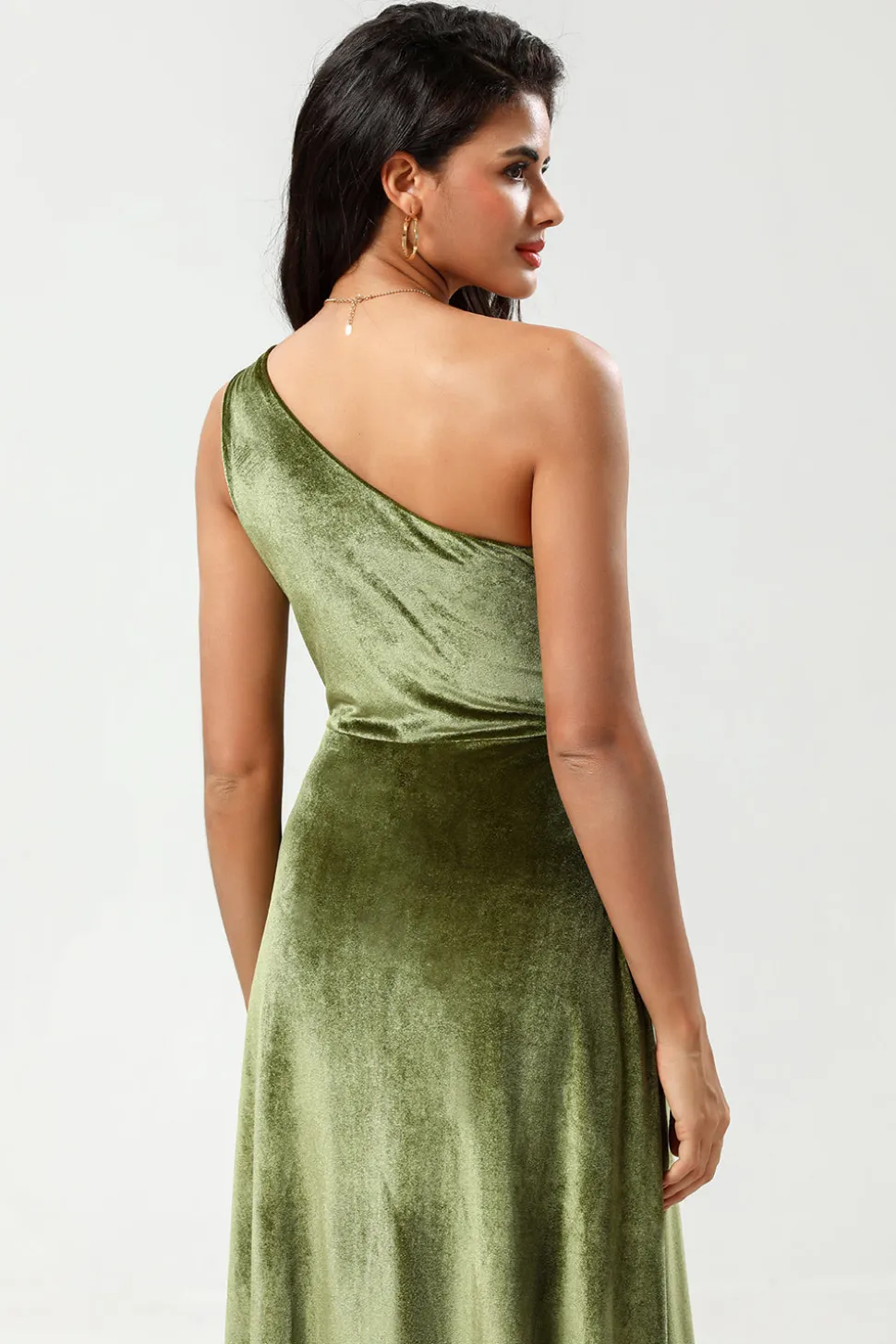 Um ombro uma linha Velvet vestido verde dama de honra com fenda