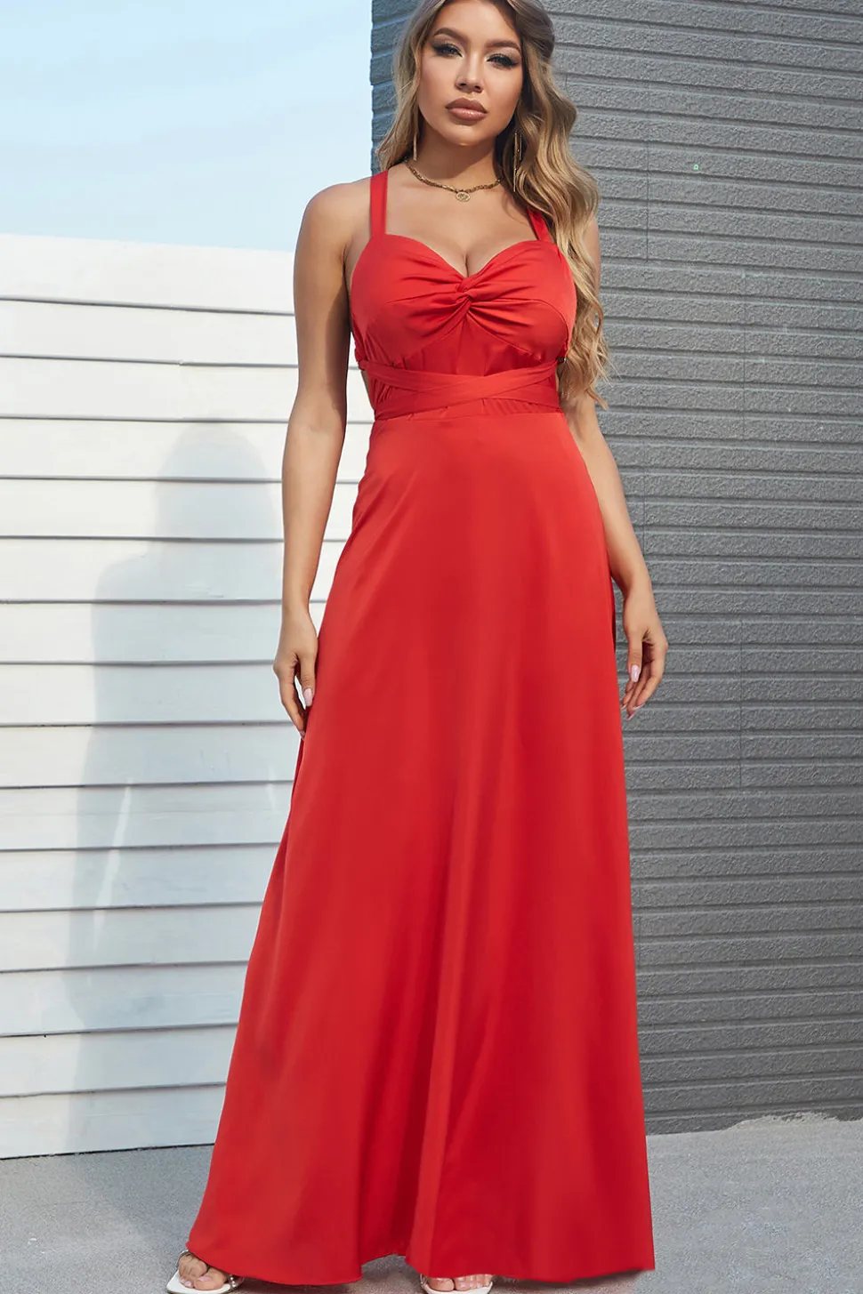 Um spaghetti de linha tiras vermelho longo vestido de baile com Cruz De Criss