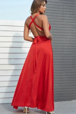 Um spaghetti de linha tiras vermelho longo vestido de baile com Cruz De Criss