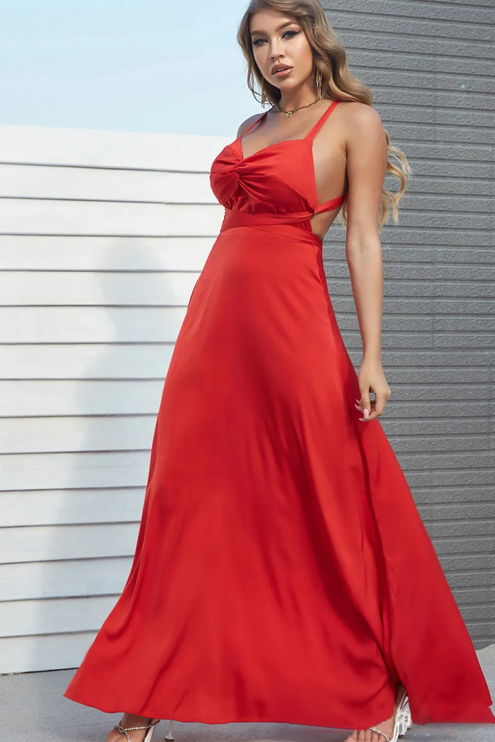 Um spaghetti de linha tiras vermelho longo vestido de baile com Cruz De Criss