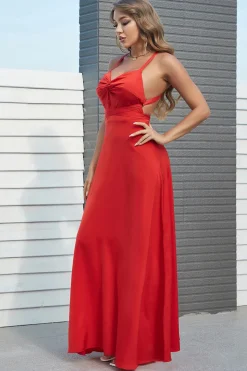 Um spaghetti de linha tiras vermelho longo vestido de baile com Cruz De Criss