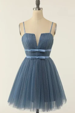 Um spaghetti de linha tiras azul cinza curto vestido de homecoming