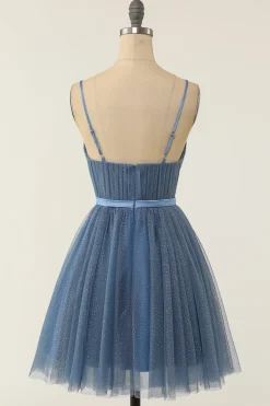 Um spaghetti de linha tiras azul cinza curto vestido de homecoming