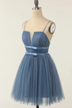 Um spaghetti de linha tiras azul cinza curto vestido de homecoming