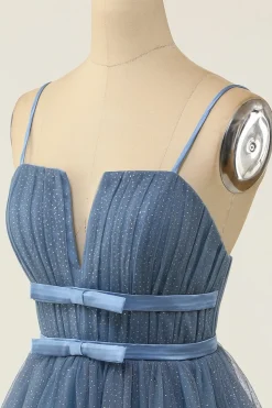 Um spaghetti de linha tiras azul cinza curto vestido de homecoming