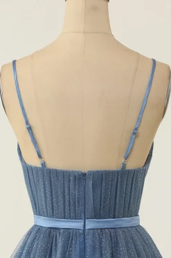Um spaghetti de linha tiras azul cinza curto vestido de homecoming