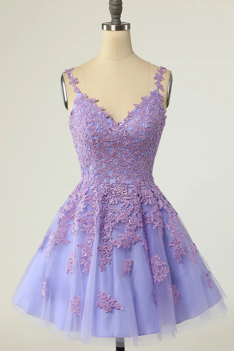 Um spaghetti de linha tiras roxo vestido de homecoming curto