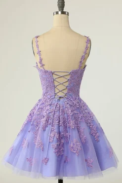 Um spaghetti de linha tiras roxo vestido de homecoming curto
