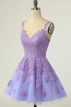 Um spaghetti de linha tiras roxo vestido de homecoming curto