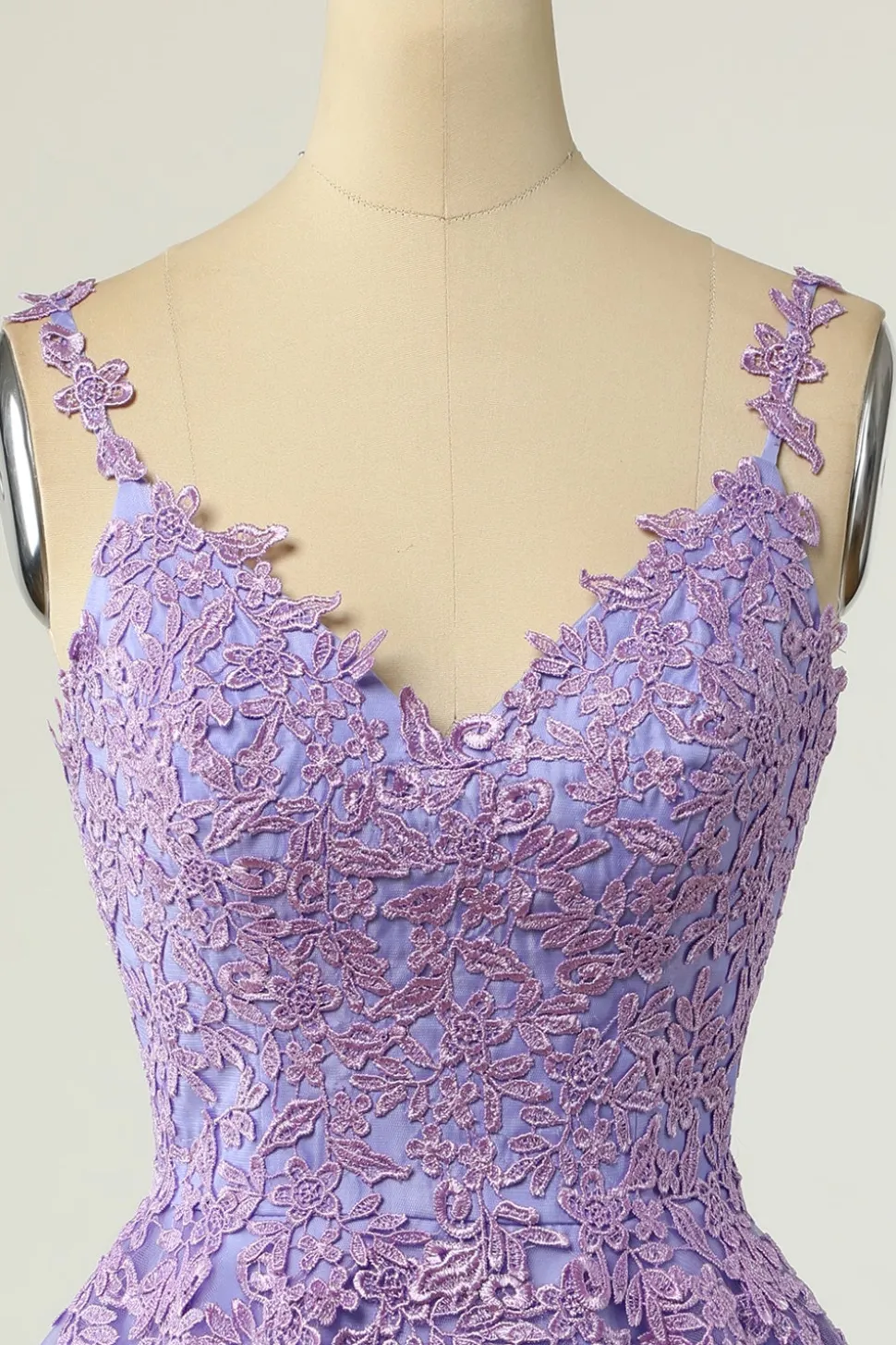 Um spaghetti de linha tiras roxo vestido de homecoming curto