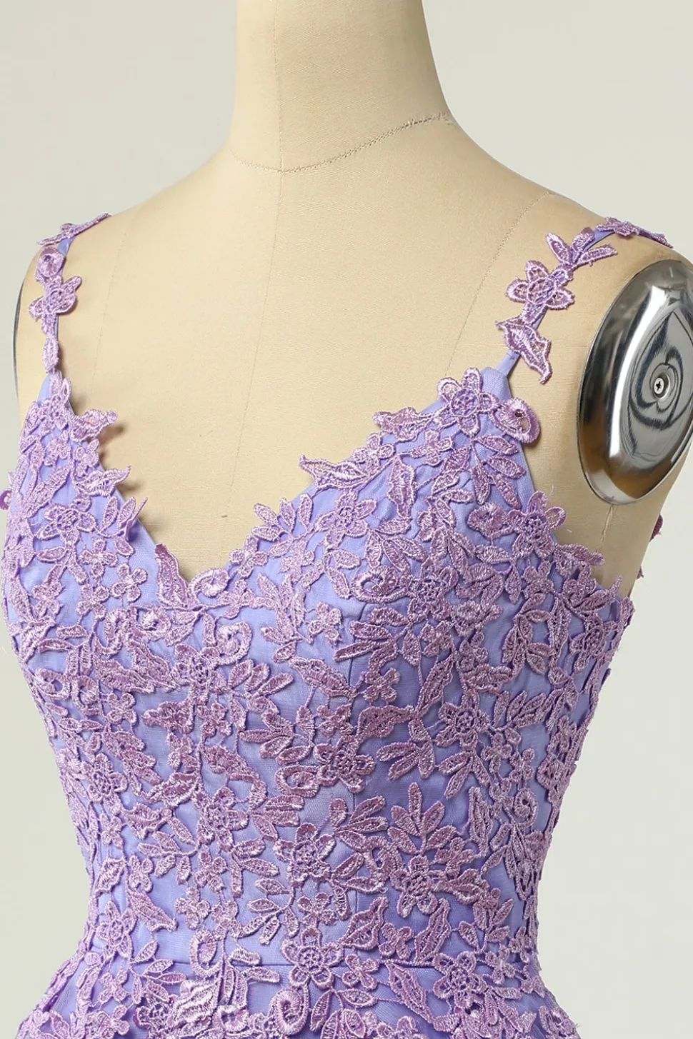 Um spaghetti de linha tiras roxo vestido de homecoming curto