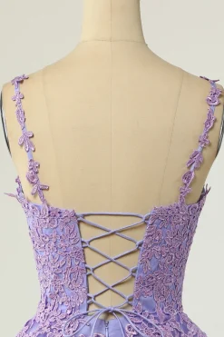 Um spaghetti de linha tiras roxo vestido de homecoming curto