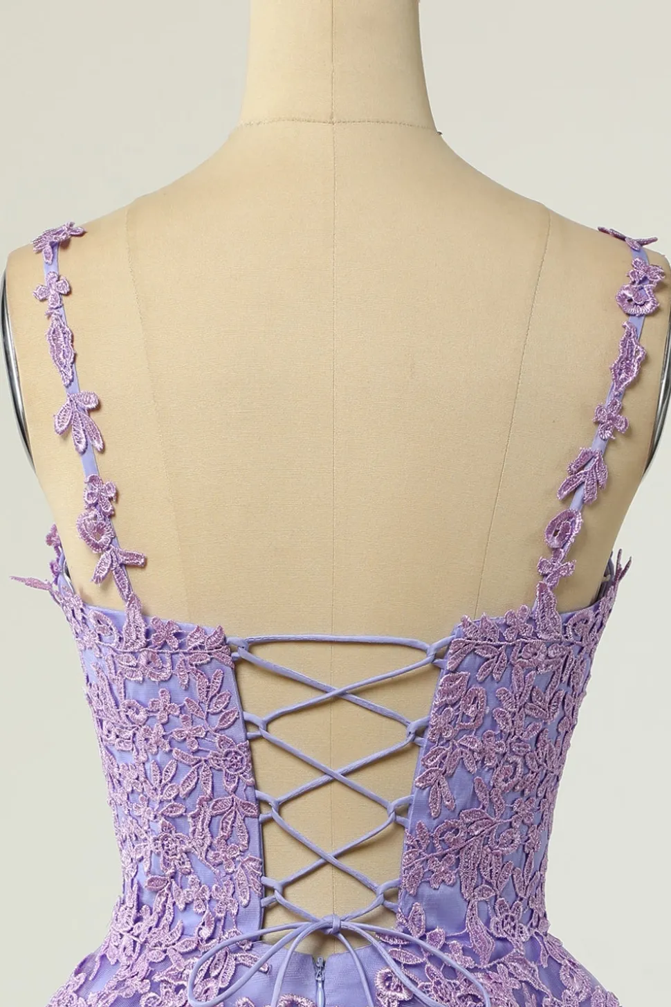 Um spaghetti de linha tiras roxo vestido de homecoming curto