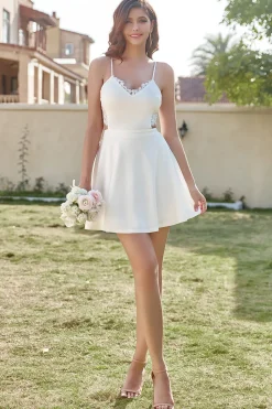 Um spaghetti de linha tiras vestido de cocktail curto branco com buraco de fechadura