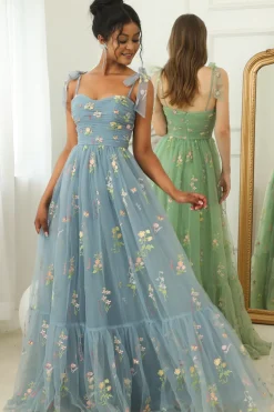 Um spaghetti de linha tiras champagne vestido de baile com apliques