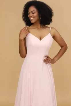 Um spaghetti de linha tiras rosa Chiffon longo vestido de dama de honra