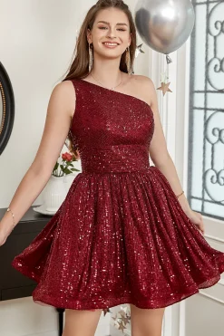 Um vestido de baile curto de sequin de ombro de um ombro