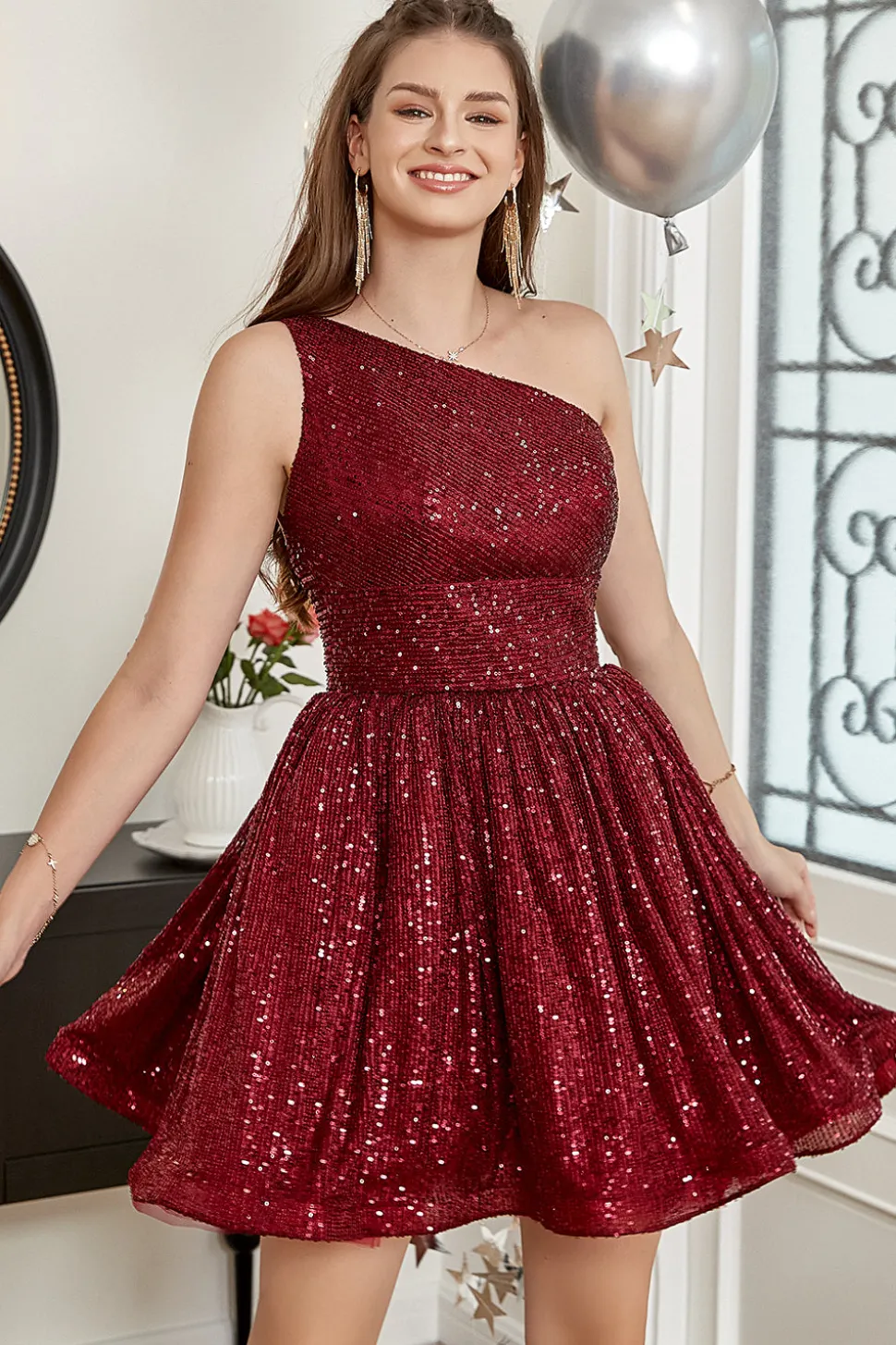 Um vestido de baile curto de sequin de ombro de um ombro