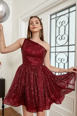 Um vestido de baile curto de sequin de ombro de um ombro