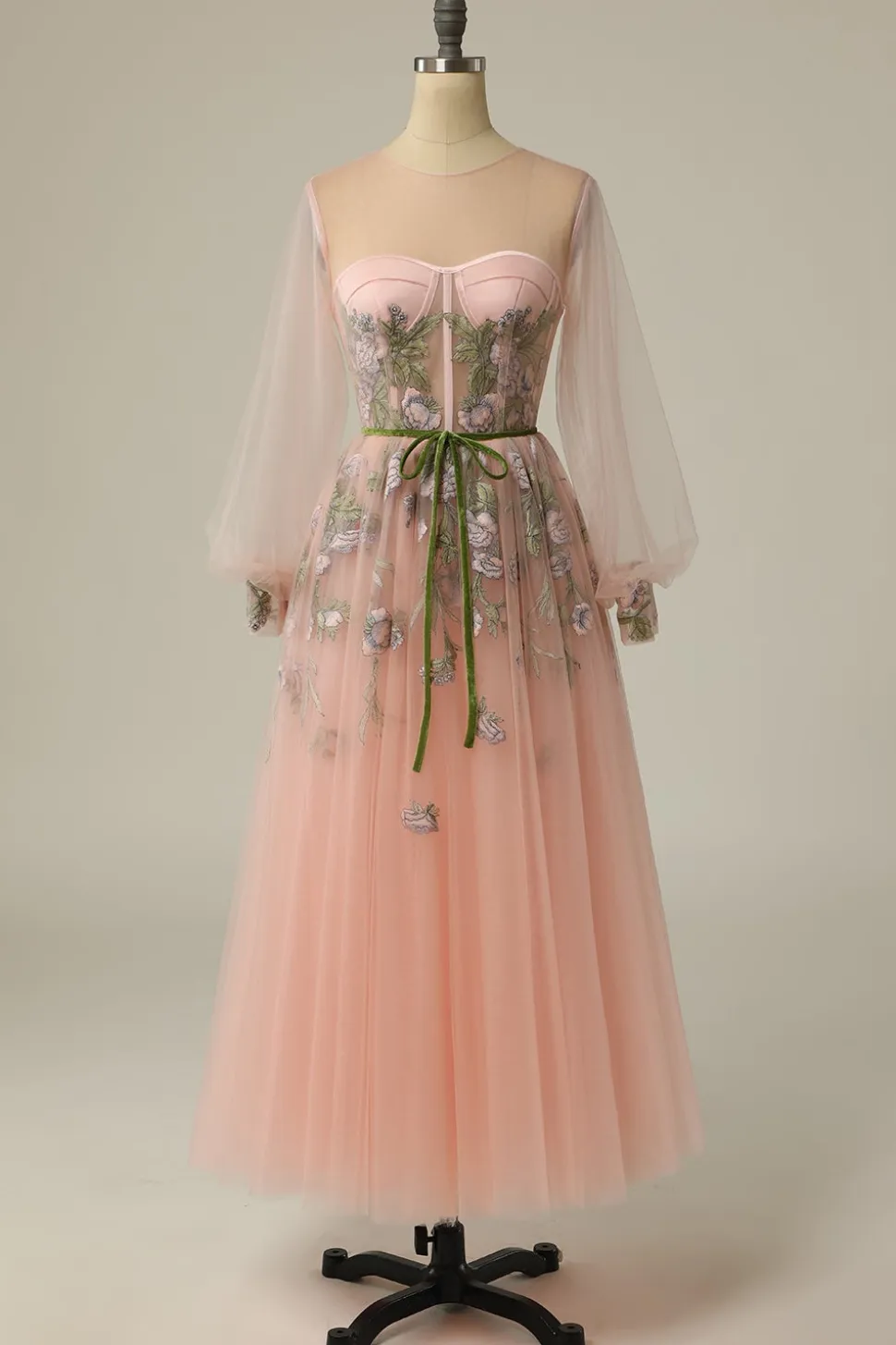 Um vestido de baile de baile de joias de linha leve nu longo com bordado