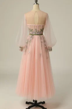 Um vestido de baile de baile de joias de linha leve nu longo com bordado