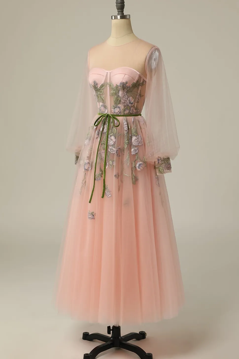 Um vestido de baile de baile de joias de linha leve nu longo com bordado