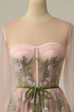 Um vestido de baile de baile de joias de linha leve nu longo com bordado