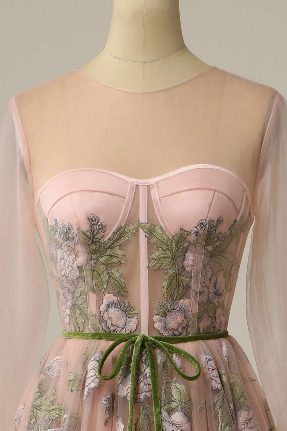 Um vestido de baile de baile de joias de linha leve nu longo com bordado