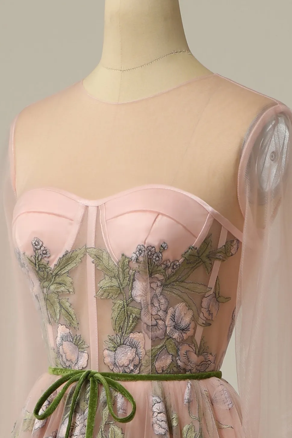 Um vestido de baile de baile de joias de linha leve nu longo com bordado